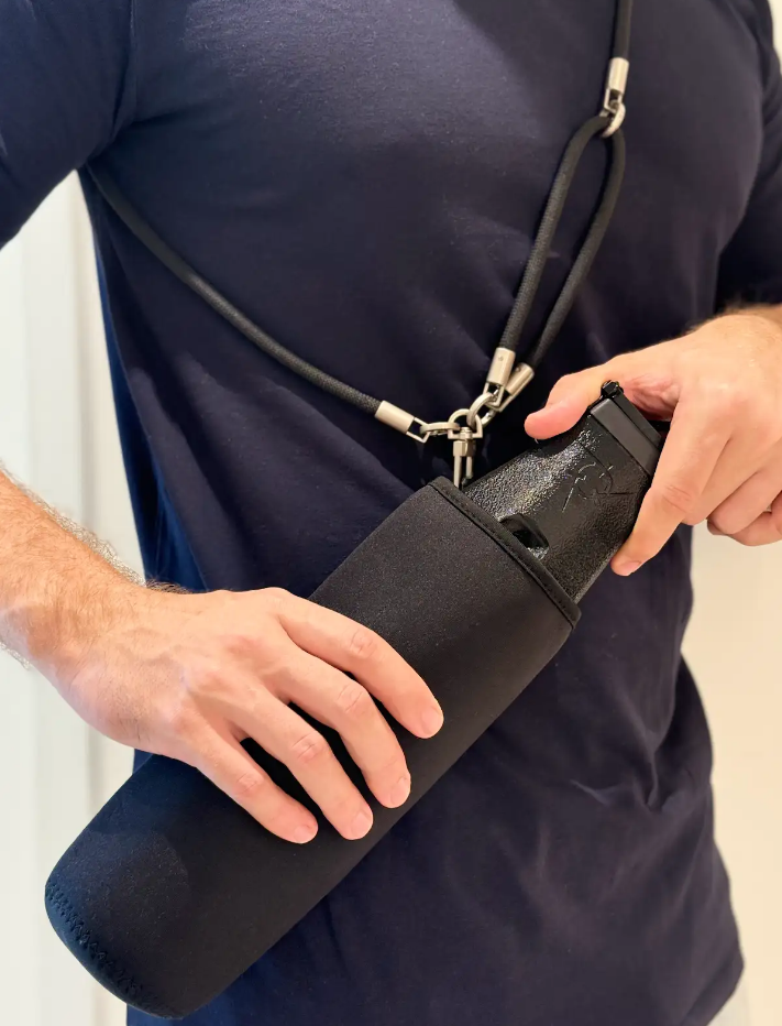 Imagem de uma Ocarina Nomad dentro de uma bag de aça lateral, pendurada nos ombros de uma pessoa.